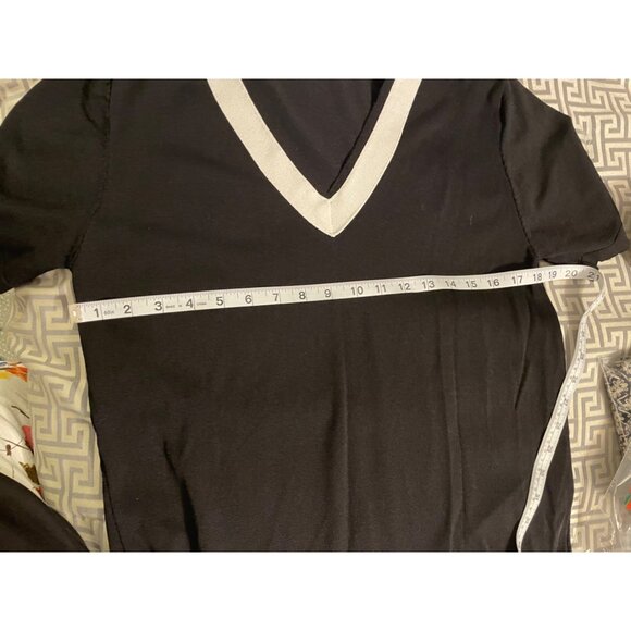 Selfie Couture Black Short Sleeve V-Neck Dress White Trim Pleated Hem Sz M - Picture 6 of 9